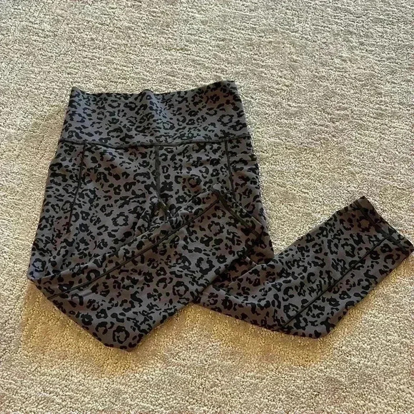 Athleta Salutation II Capri Leggings | Animal Print | Size XS | EUC - Picture 8 of 11